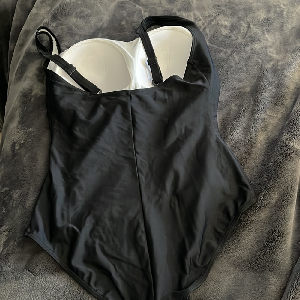 One piece - Picture 2 of 2